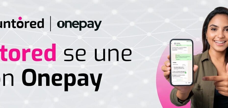 Usuario realizando un pago de factura a través de WhatsApp en su smartphone.